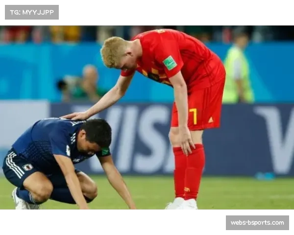 通讯：终场哨响，梅斯球员瘫倒在草坪，门将独自面对球迷看台